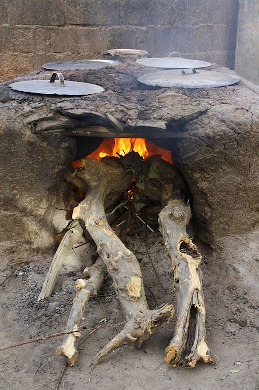 Feu et bois de chauffe pour la cuisson du moût (Cl. Alexandre Magot)